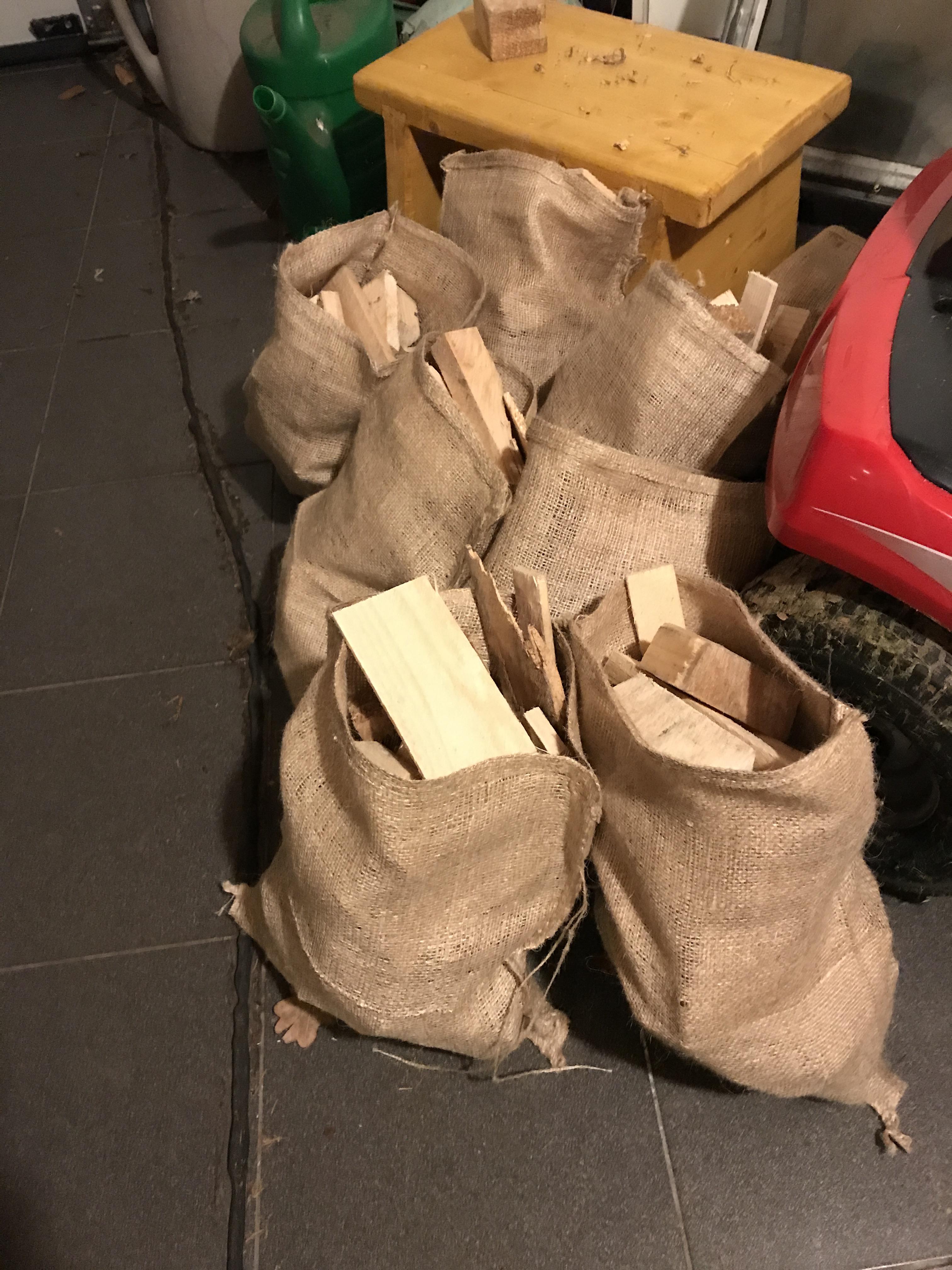 Jute zakken met sluitkoord 30 x 40 cm (per stuk) gebruik: Kachel aanmaak houtjes